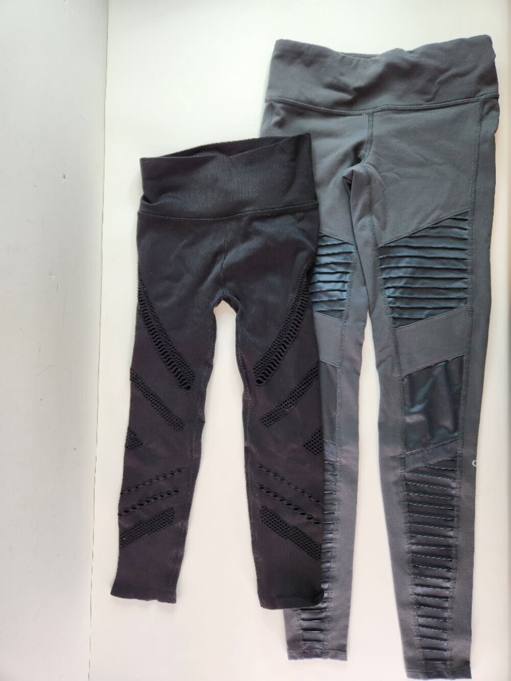 alo Yoga Leggings Size XS Lot of 2 Grey Ankle / Black Cropped
